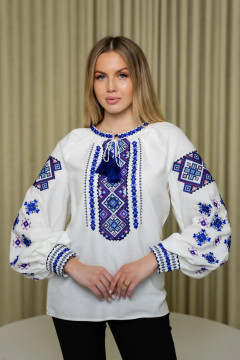 Вишиванка «Руслана» молочного кольору з синім орнаментом