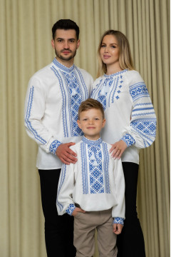 Сімейний комплект вишиванок «Оксана та Оксенчики» молочного кольору з синім орнаментом