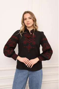 Вишиванка «Яромира» чорного кольору з вишневим орнаментом