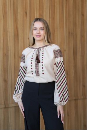 Вышиванка «Злагода» светло-бежевого цвета с зелено-бордовым орнаментом