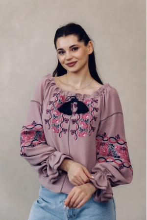 Вишиванка «Витонченість» бежевого кольору з малиновим орнаментом