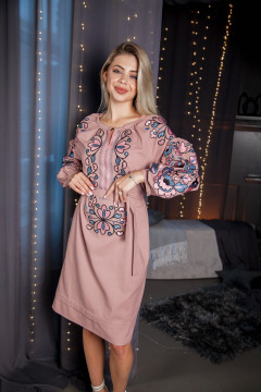 Вишита сукня «Меланія» нюдового кольору з рожевим орнаментом