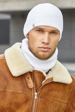 Чоловічий комплект «Бонд» (шапка, шарф-снуд) білого кольору
