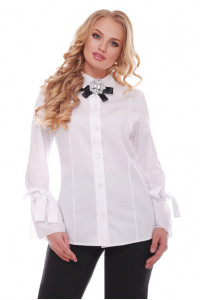 Блуза «Агата» белого цвета с брошью