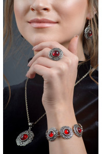Кольцо «Безанта» серебристого цвета с красным кабошоном