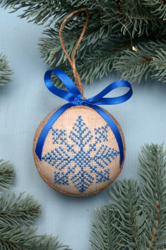 Елочный шарик «Сніжинка» с синим орнаментом
