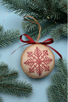 Елочный шарик «Сніжинка» с бордовым орнаментом