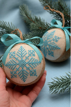 Christmas tree ball "Snowflake" with blue ornament