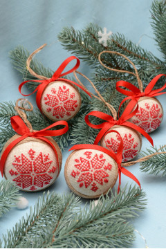 Набор елочных шаров «Ажурні сніжинки» красного цвета