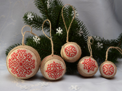 Набір ялинкових кульок «Сніжинки» червоного кольору