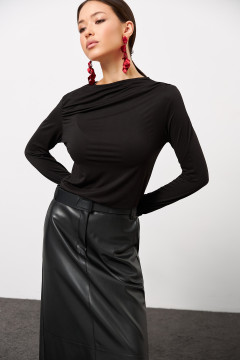 Лонгслив с драпировкой «Анабель» черного цвета