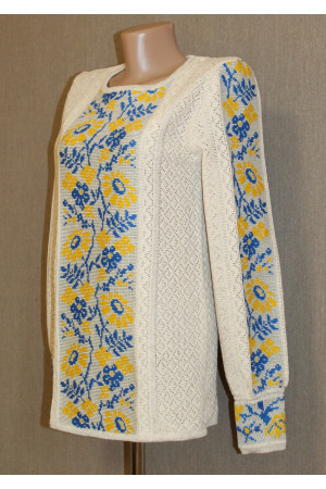 Вязаная вышиванка "Ромашка" с сине-желтым орнаментом