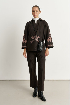 Брючный костюм «Айделя» коричневого цвета