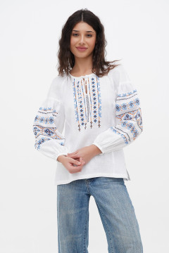 Вишиванка «Ластівка» білого кольору з блакитним орнаментом