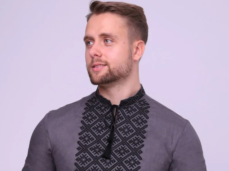 How to choose a men's embroidered shirt