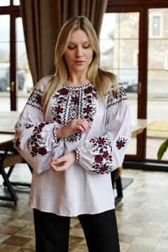 Вишиванка «Незламна» білого кольору з чорно-червоним орнаментом