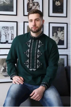 Чоловіча вишиванка «Алатир» смарагдового кольору з чорно-білим орнаментом