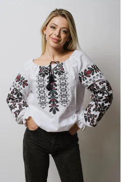 Вишиванка «Символ роду» білого кольору з чорним орнаментом