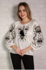 Вишиванка «Ніжність» молочного кольору з чорним орнаментом