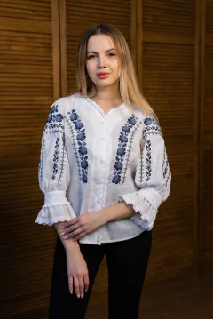 Вишиванка «Люція» білого кольору з синім орнаментом
