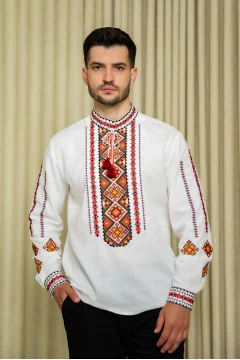 Мужская вышиванка «Руслан» молочного цвета с красным орнаментом