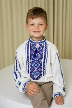 Вишиванка для хлопчика «Русланчик» молочного кольору з синім орнаментом