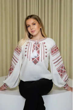 Вышиванка «Оксана» молочного цвета с красным орнаментом