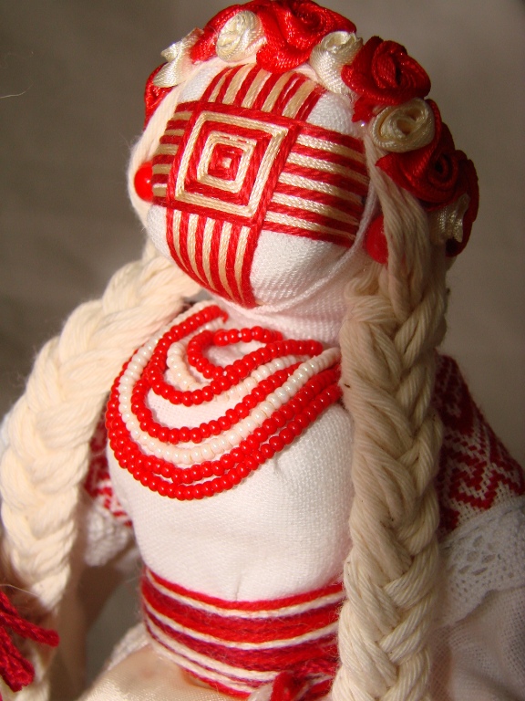 Я – народный мастер и создаю кукол-мотанок на Луганщине. На выставки они едут через КПВВ
